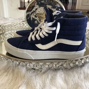 D*mn Daniel! Back at it again with the blue Vans